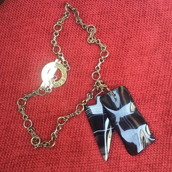 Chic Black Polished Arrowhead Pendant Gold Chain - Picture 3 of 8